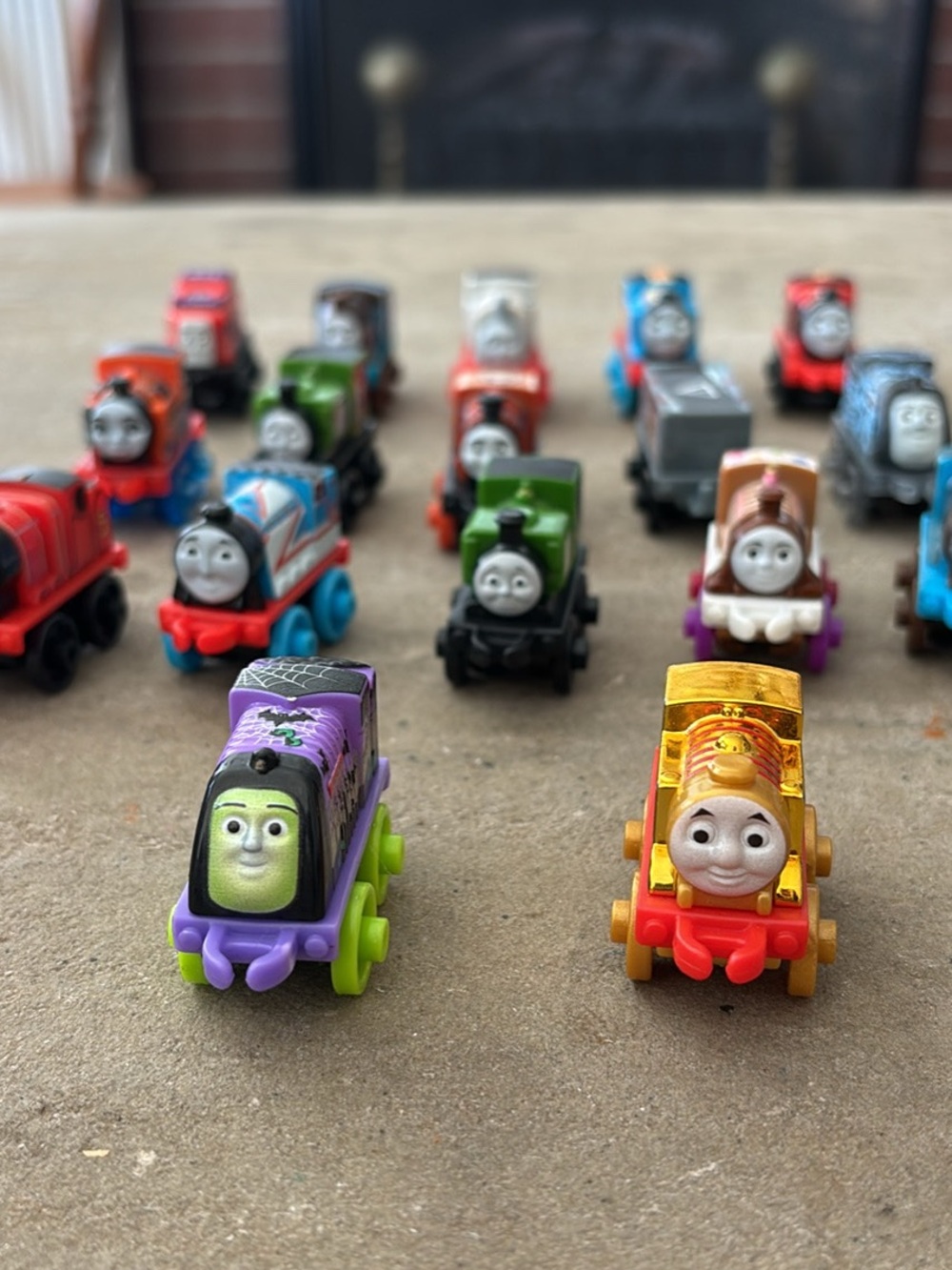 Thomas and Friends Mini’s Tot Train Lot ((17) C-1